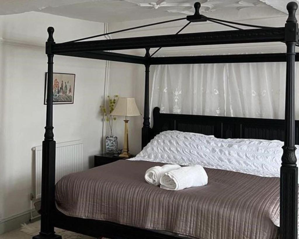 The Totnes Guest House. Upstairs At Zappa'S Exterior photo